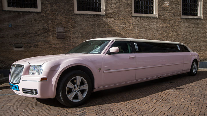 Roze limousine Staphorst